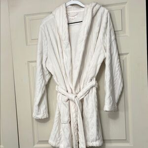 Luxuriously soft hooded white Bathrobe XL
